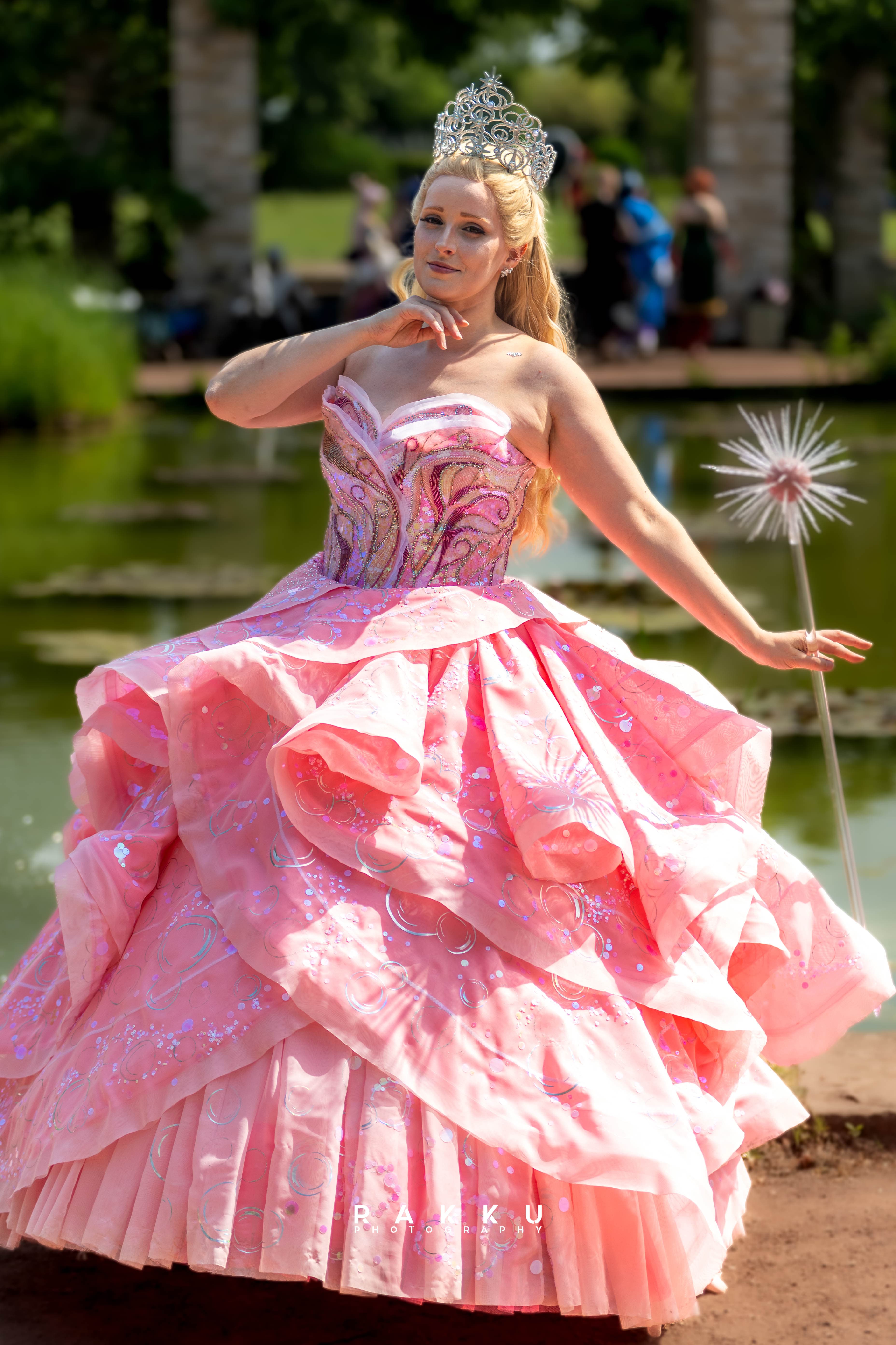 Cosplay-Portrait im Glinda-Kostüm mit Krone und Zauberstab