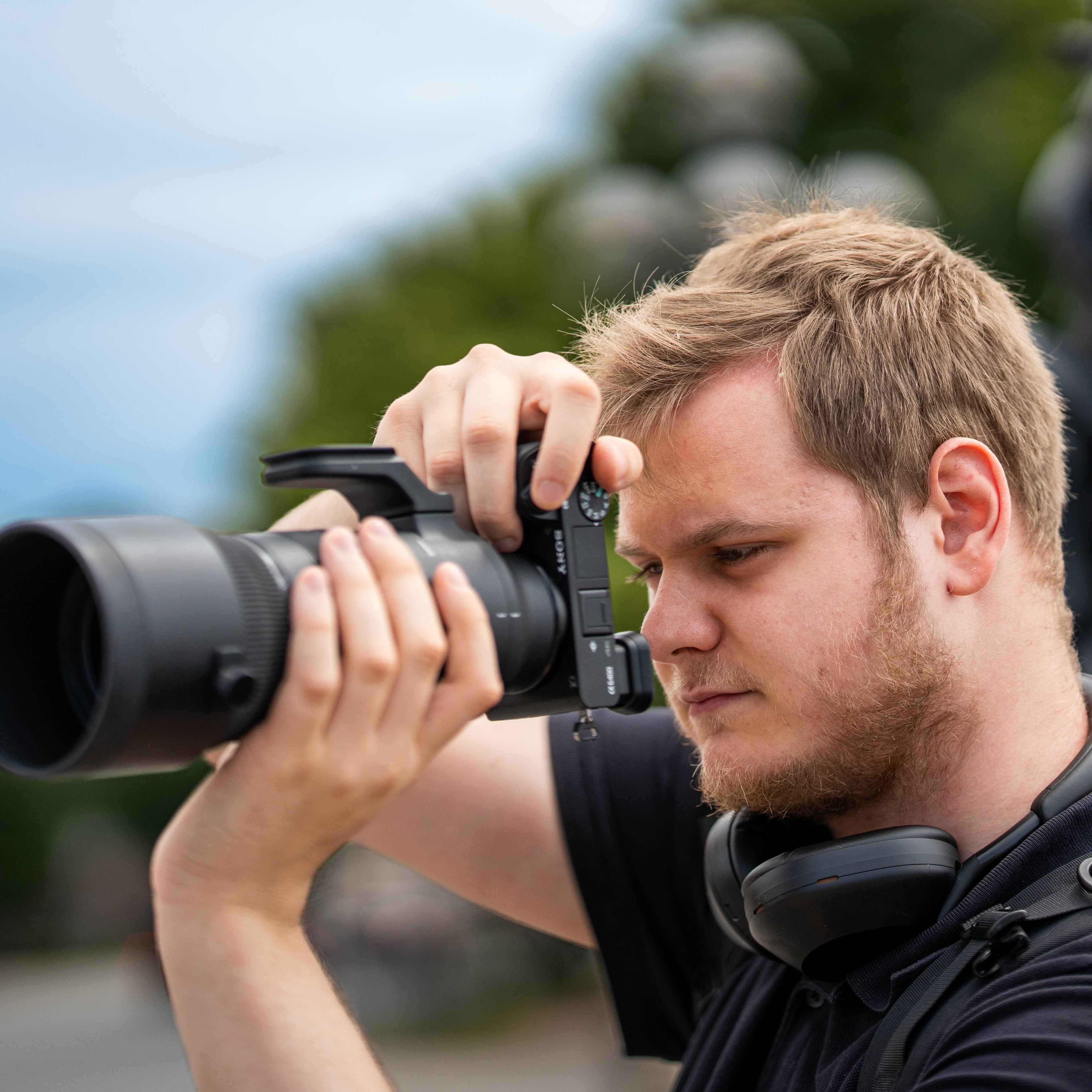 Rakku beim Fotografieren mit der Kamera